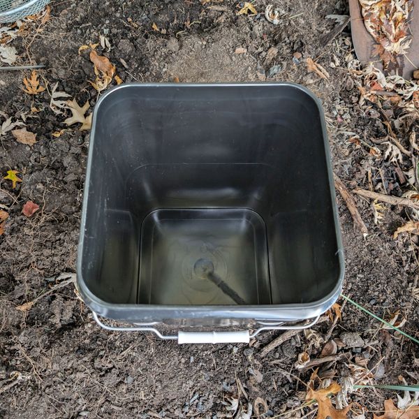 Clean sealed compost bucket
